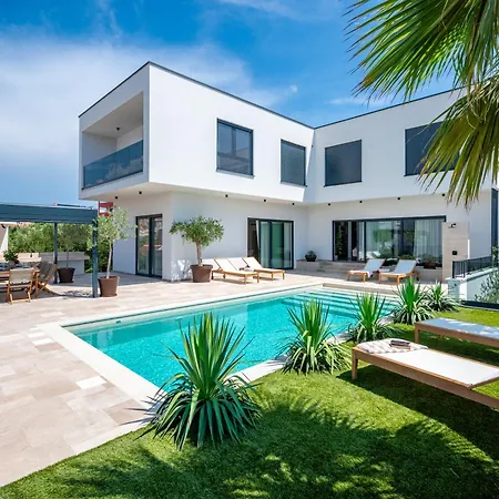 Вілла Luxury Olivetum With Heated Pool, Sea View & Sauna - Okrug Gornji Трогір