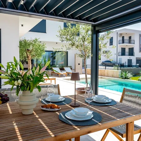 Luxury Olivetum With Heated Pool, Sea View & Sauna - Okrug Gornji Villa